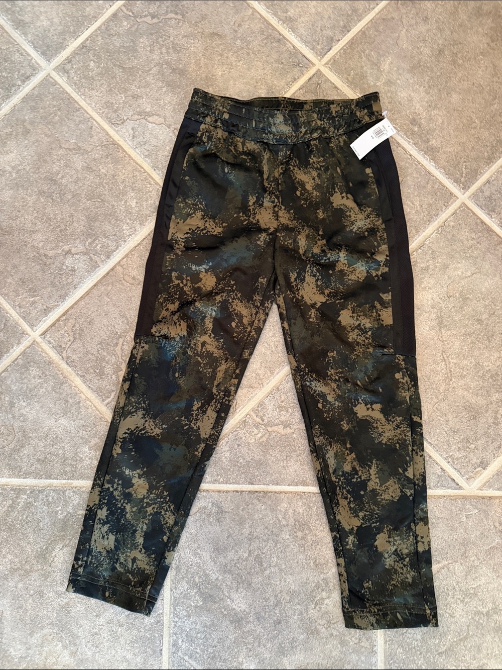 Old Navy Boys Olive Camo Knit Jogger Pants - youth medium (8)